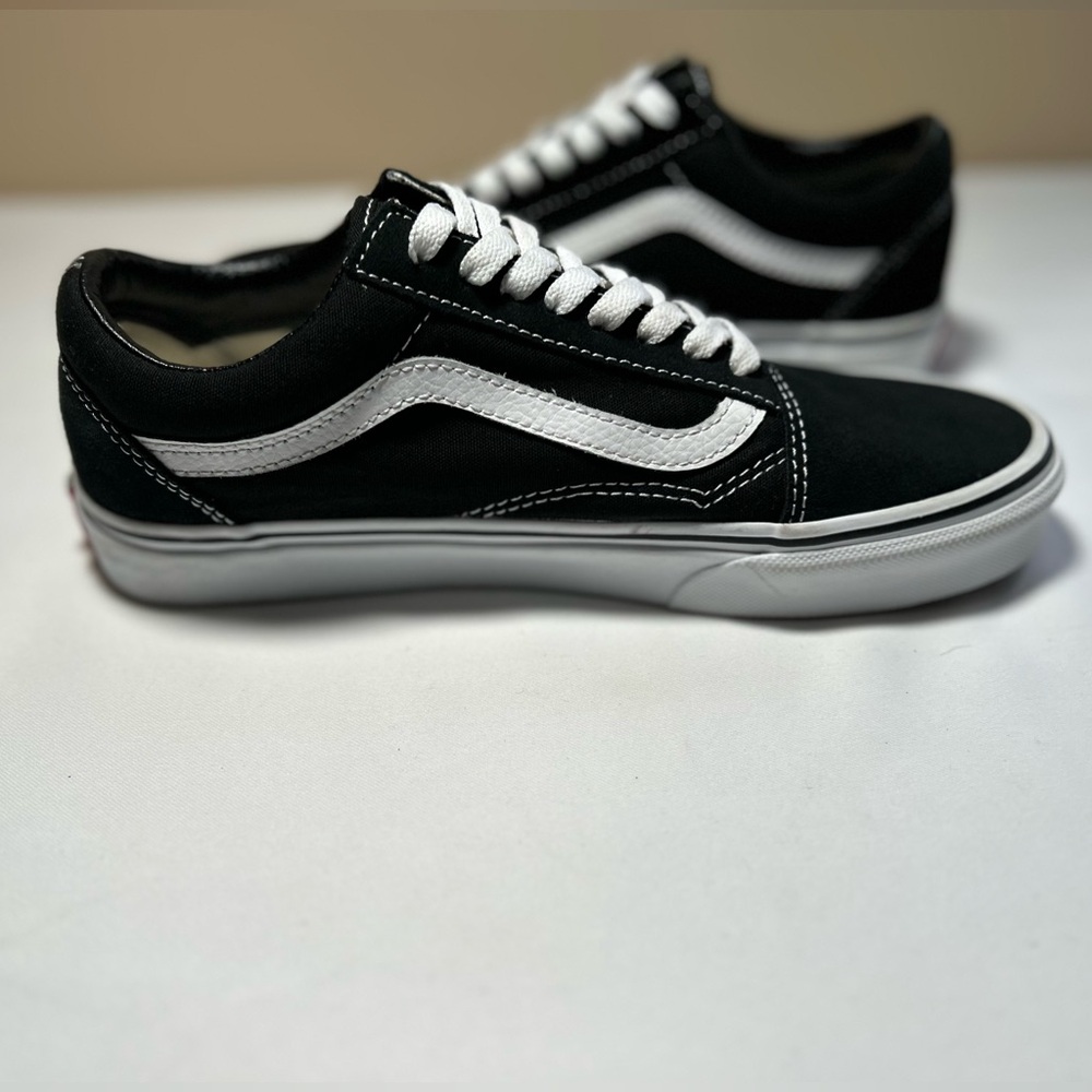 NWOT Vans Old Skool Black and White Classic Shoes Unisex Women’s 8.5 Men’s 7